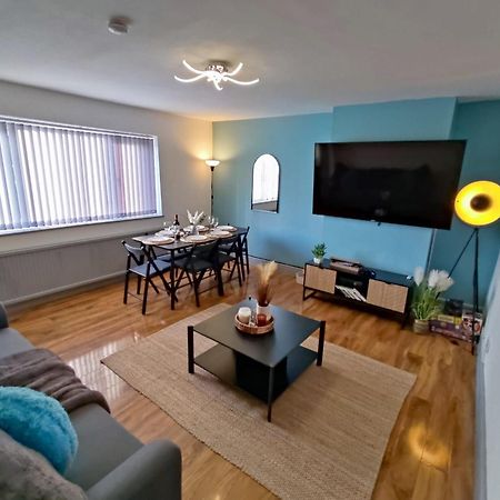 Comfortable 3 Bedrooms Leeds Beach House - Ideal For Family And Contractors - Free Parking For 2 Cars Exterior photo