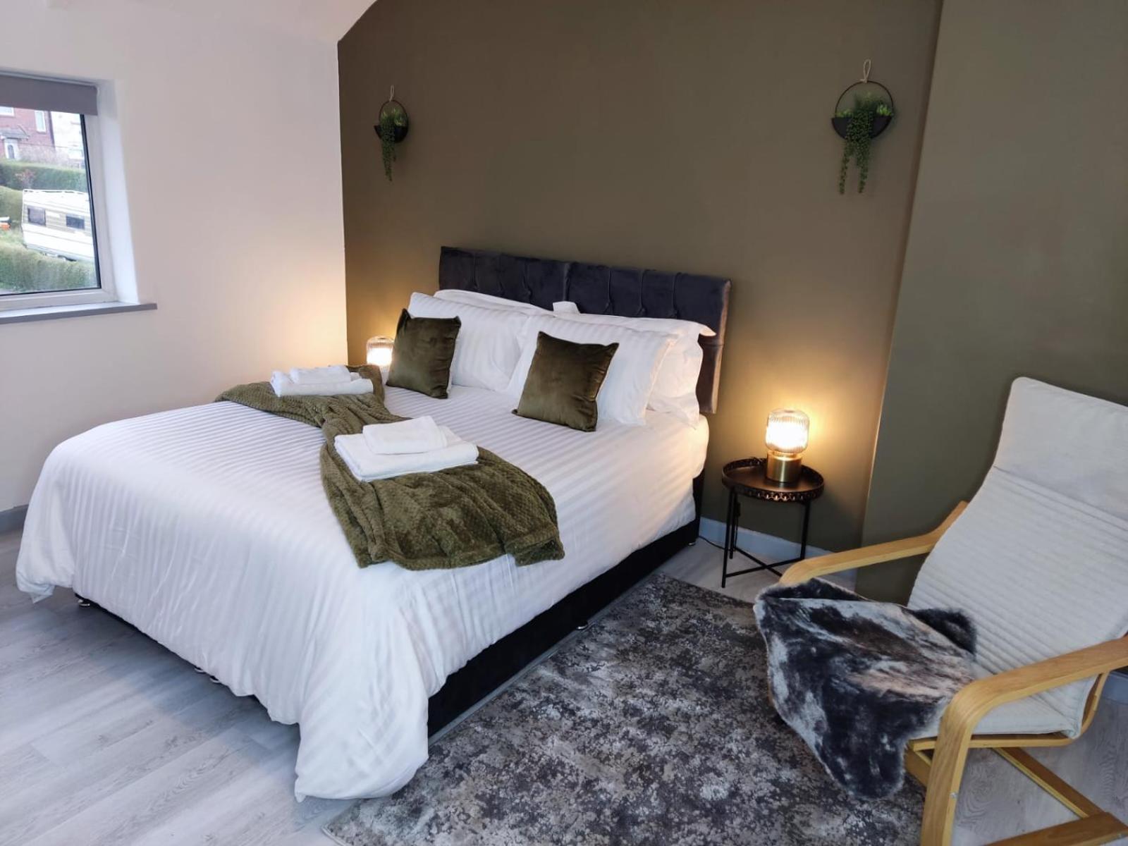 Comfortable 3 Bedrooms Leeds Beach House - Ideal For Family And Contractors - Free Parking For 2 Cars Exterior photo