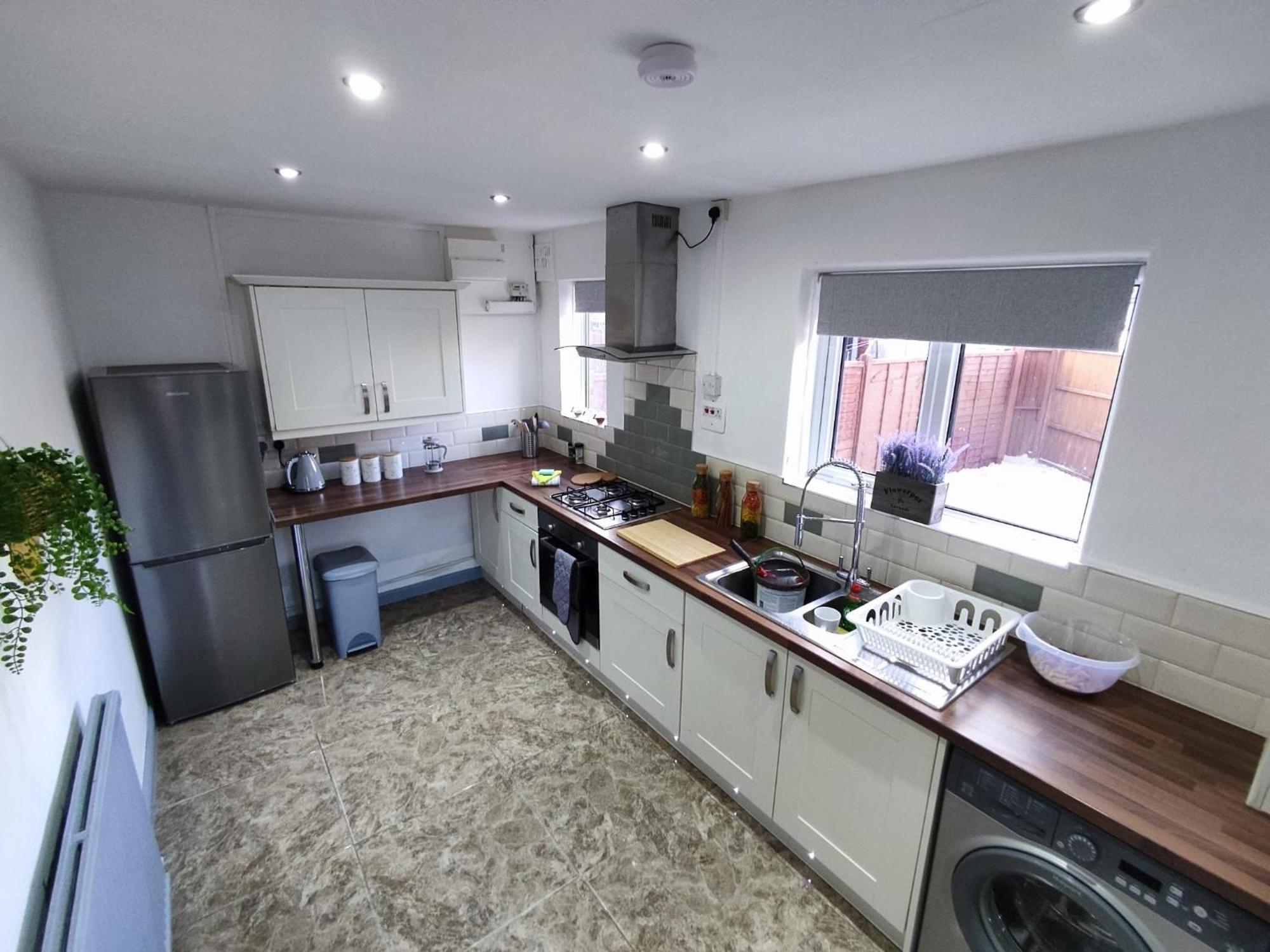 Comfortable 3 Bedrooms Leeds Beach House - Ideal For Family And Contractors - Free Parking For 2 Cars Exterior photo