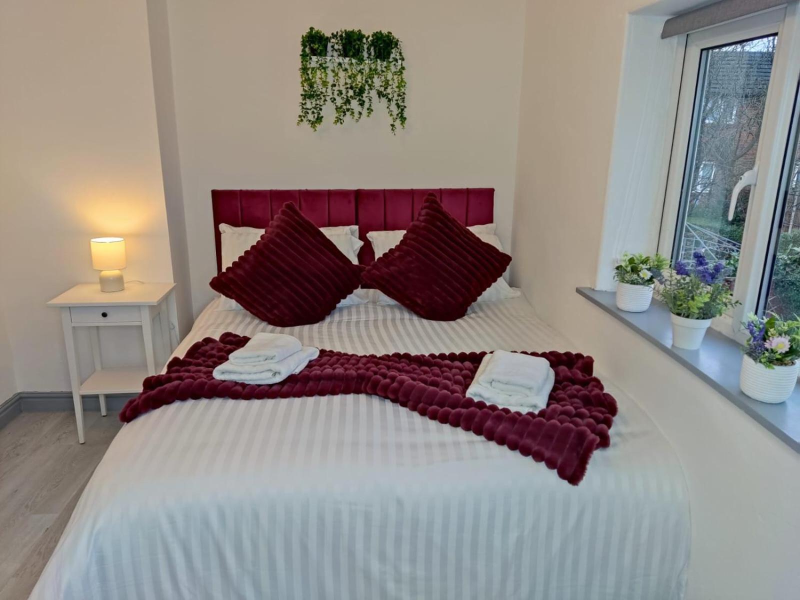 Comfortable 3 Bedrooms Leeds Beach House - Ideal For Family And Contractors - Free Parking For 2 Cars Exterior photo