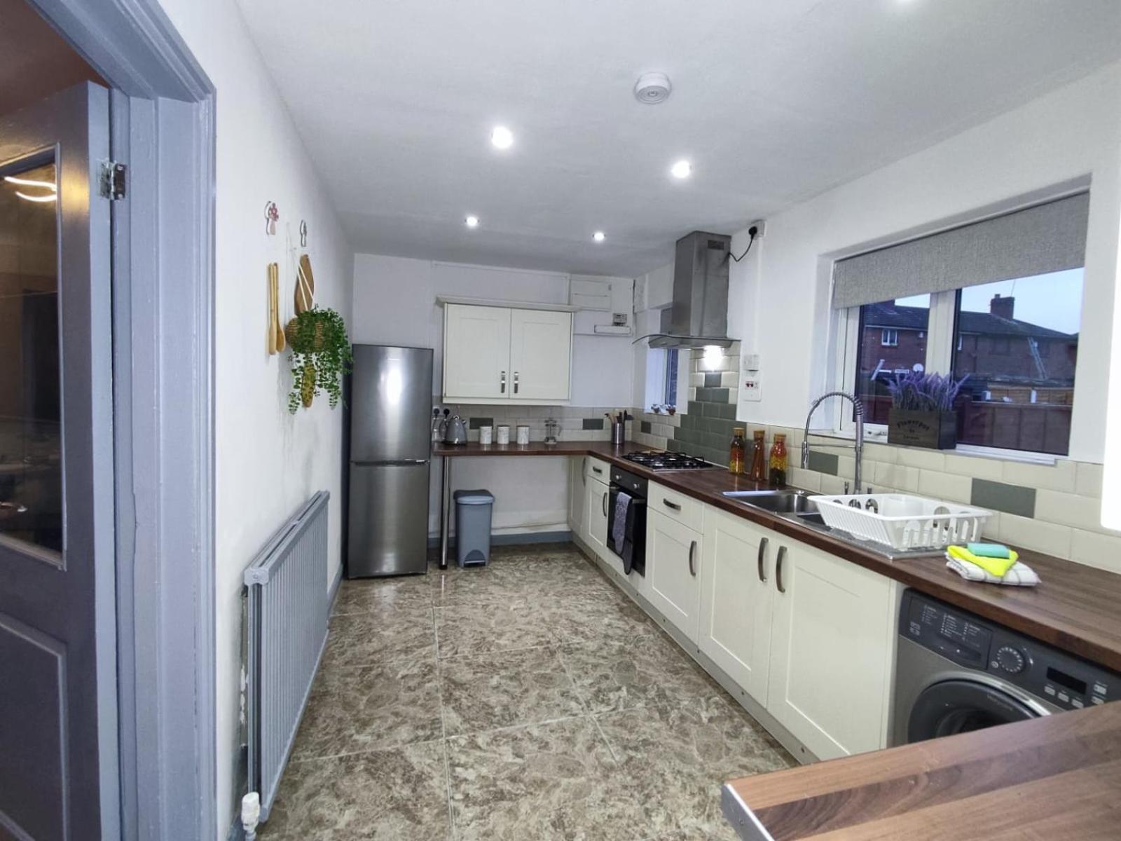 Comfortable 3 Bedrooms Leeds Beach House - Ideal For Family And Contractors - Free Parking For 2 Cars Exterior photo