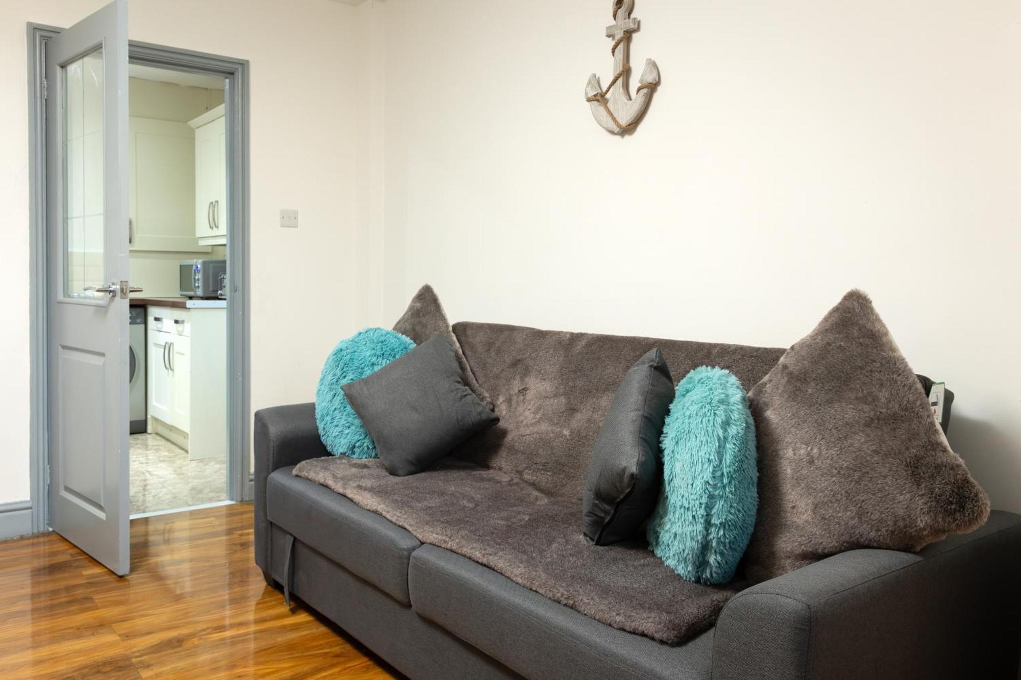 Comfortable 3 Bedrooms Leeds Beach House - Ideal For Family And Contractors - Free Parking For 2 Cars Exterior photo