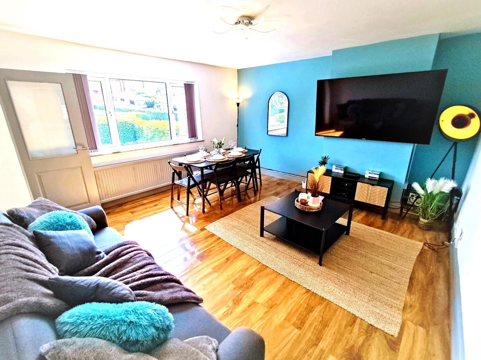 Comfortable 3 Bedrooms Leeds Beach House - Ideal For Family And Contractors - Free Parking For 2 Cars Exterior photo