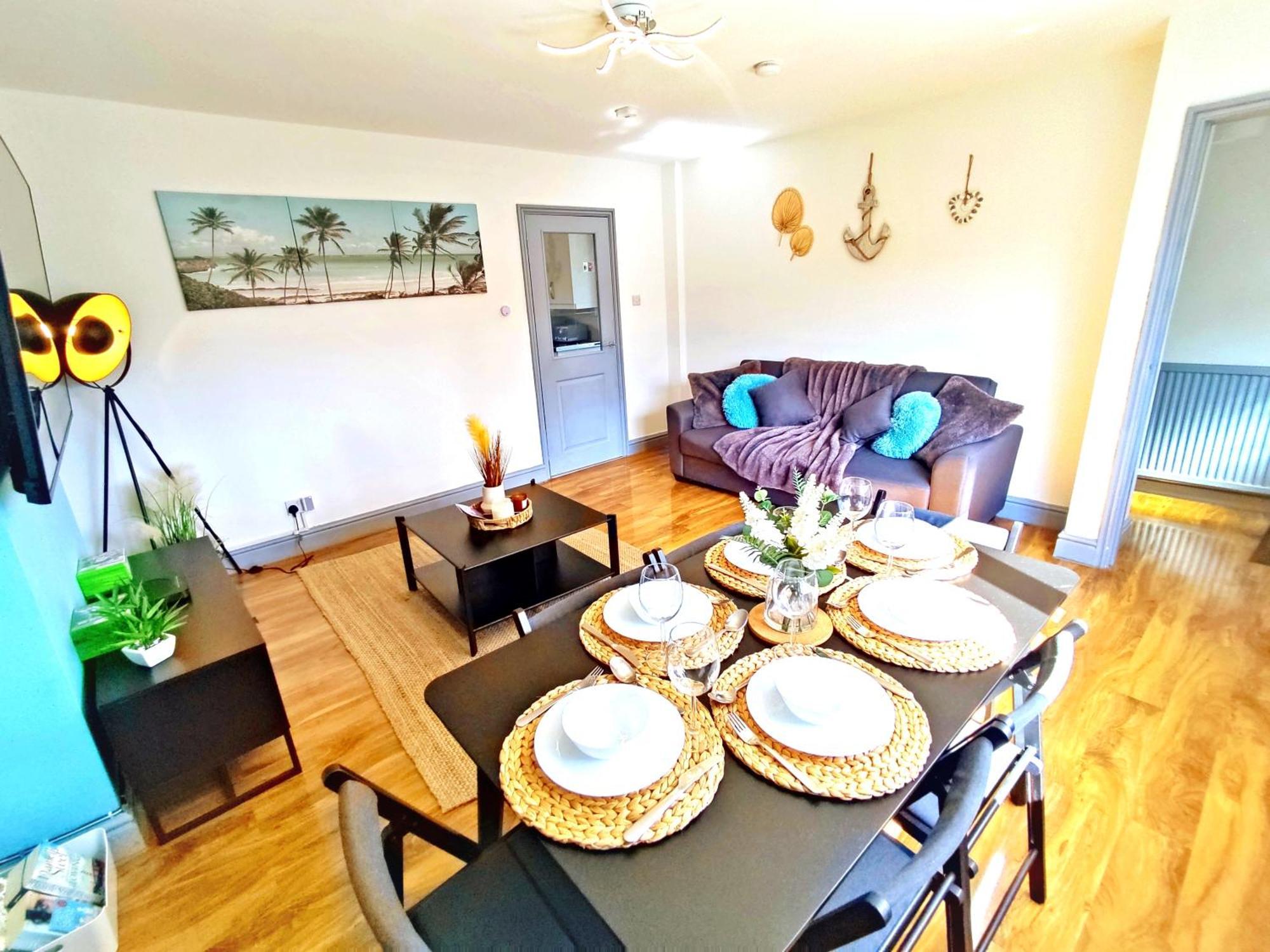 Comfortable 3 Bedrooms Leeds Beach House - Ideal For Family And Contractors - Free Parking For 2 Cars Exterior photo