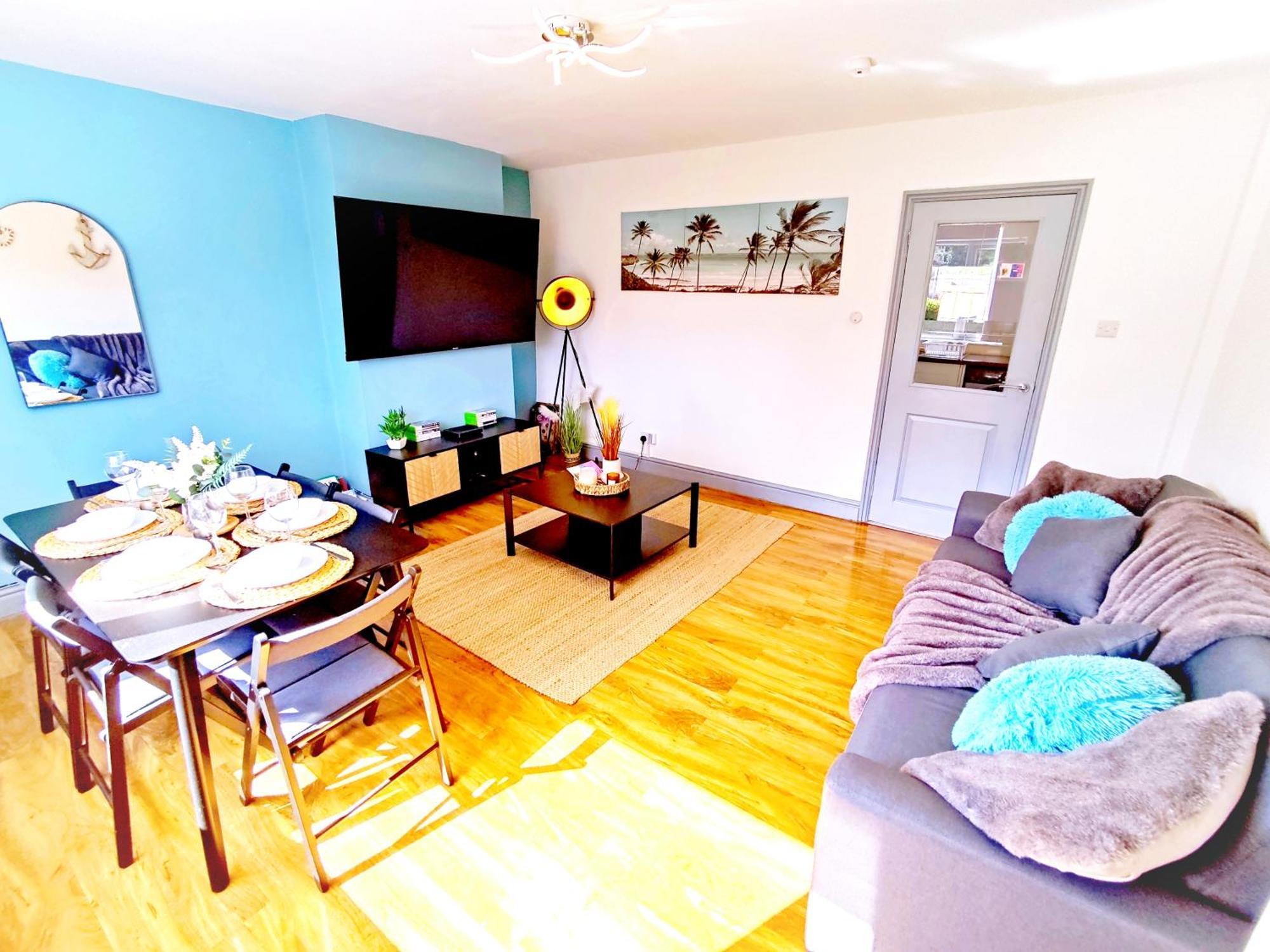 Comfortable 3 Bedrooms Leeds Beach House - Ideal For Family And Contractors - Free Parking For 2 Cars Exterior photo