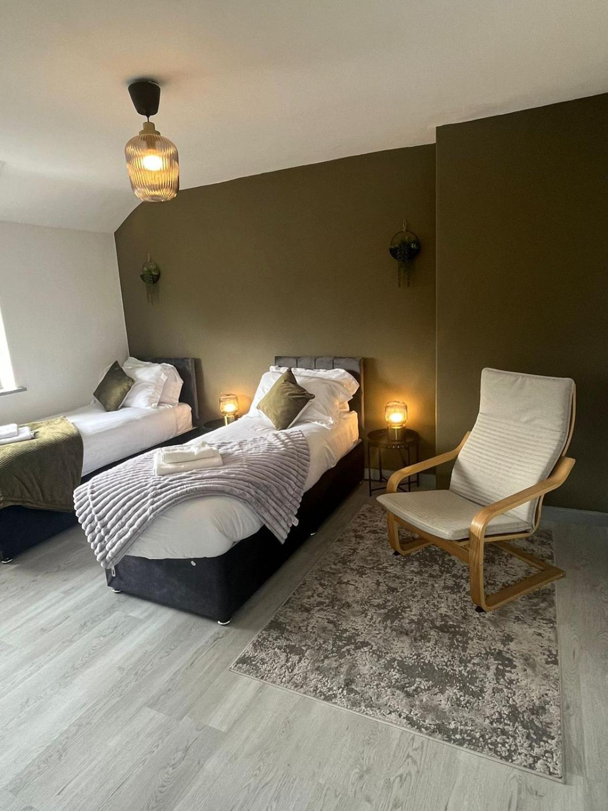 Comfortable 3 Bedrooms Leeds Beach House - Ideal For Family And Contractors - Free Parking For 2 Cars Exterior photo