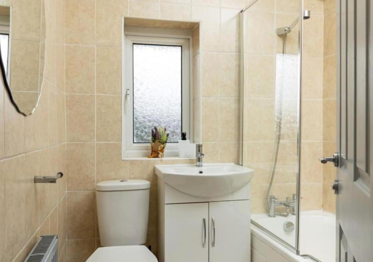 Comfortable 3 Bedrooms Leeds Beach House - Ideal For Family And Contractors - Free Parking For 2 Cars Exterior photo