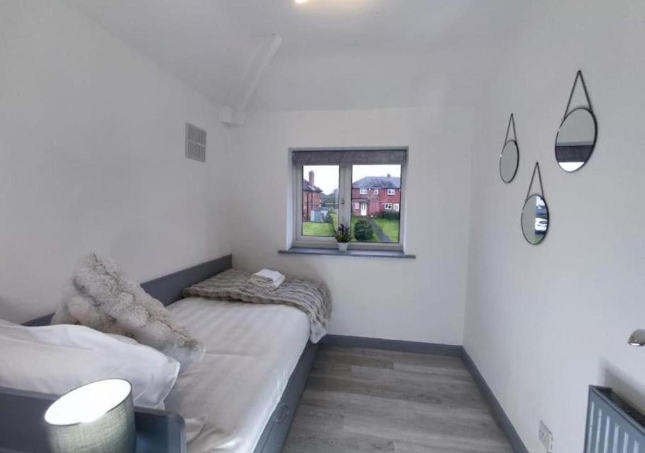 Comfortable 3 Bedrooms Leeds Beach House - Ideal For Family And Contractors - Free Parking For 2 Cars Exterior photo