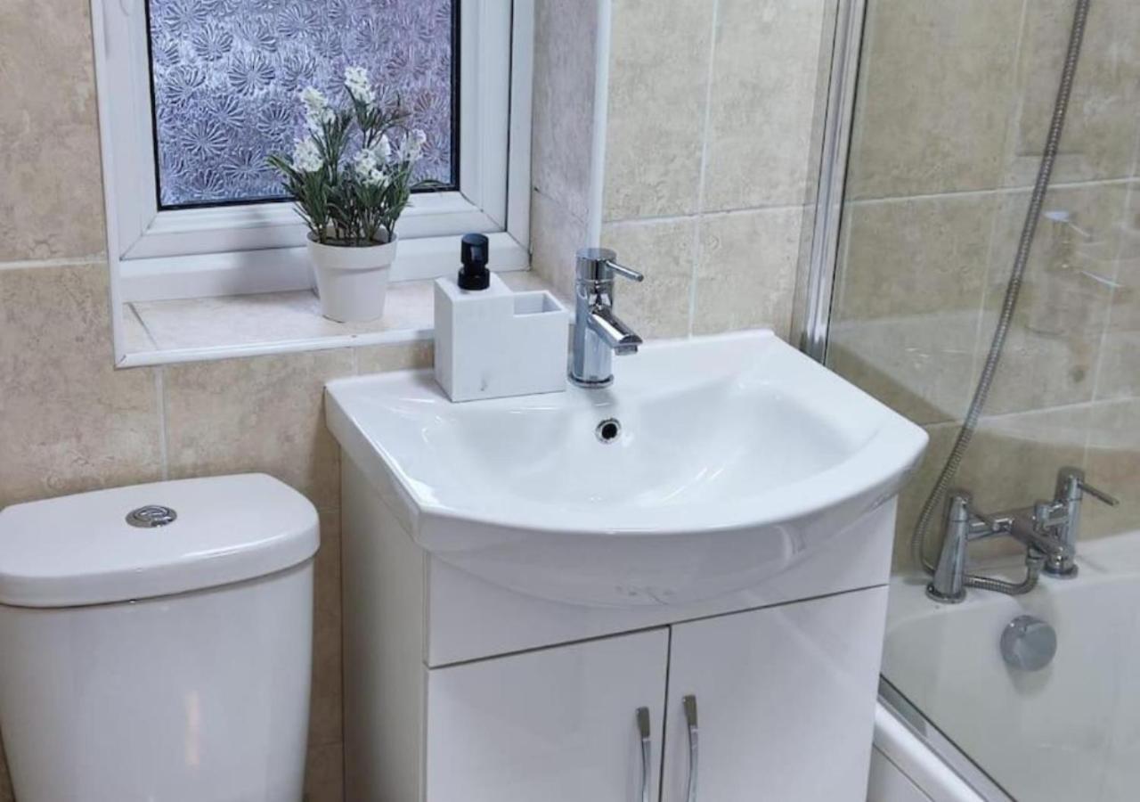 Comfortable 3 Bedrooms Leeds Beach House - Ideal For Family And Contractors - Free Parking For 2 Cars Exterior photo