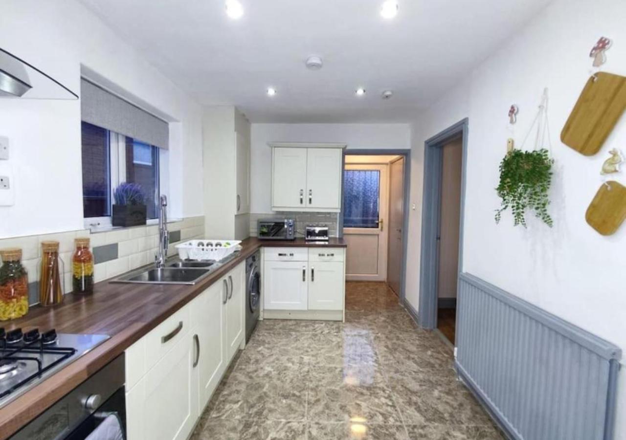 Comfortable 3 Bedrooms Leeds Beach House - Ideal For Family And Contractors - Free Parking For 2 Cars Exterior photo
