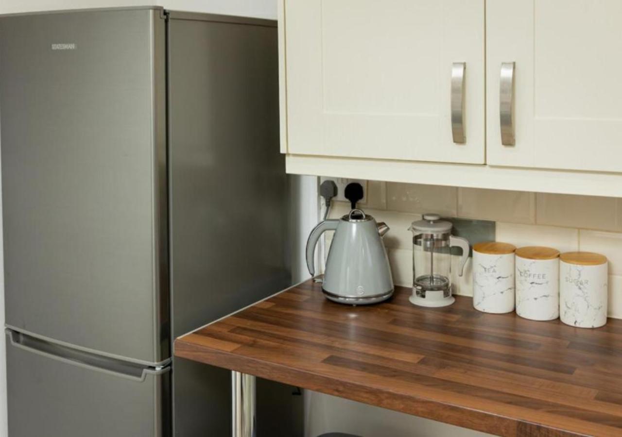 Comfortable 3 Bedrooms Leeds Beach House - Ideal For Family And Contractors - Free Parking For 2 Cars Exterior photo