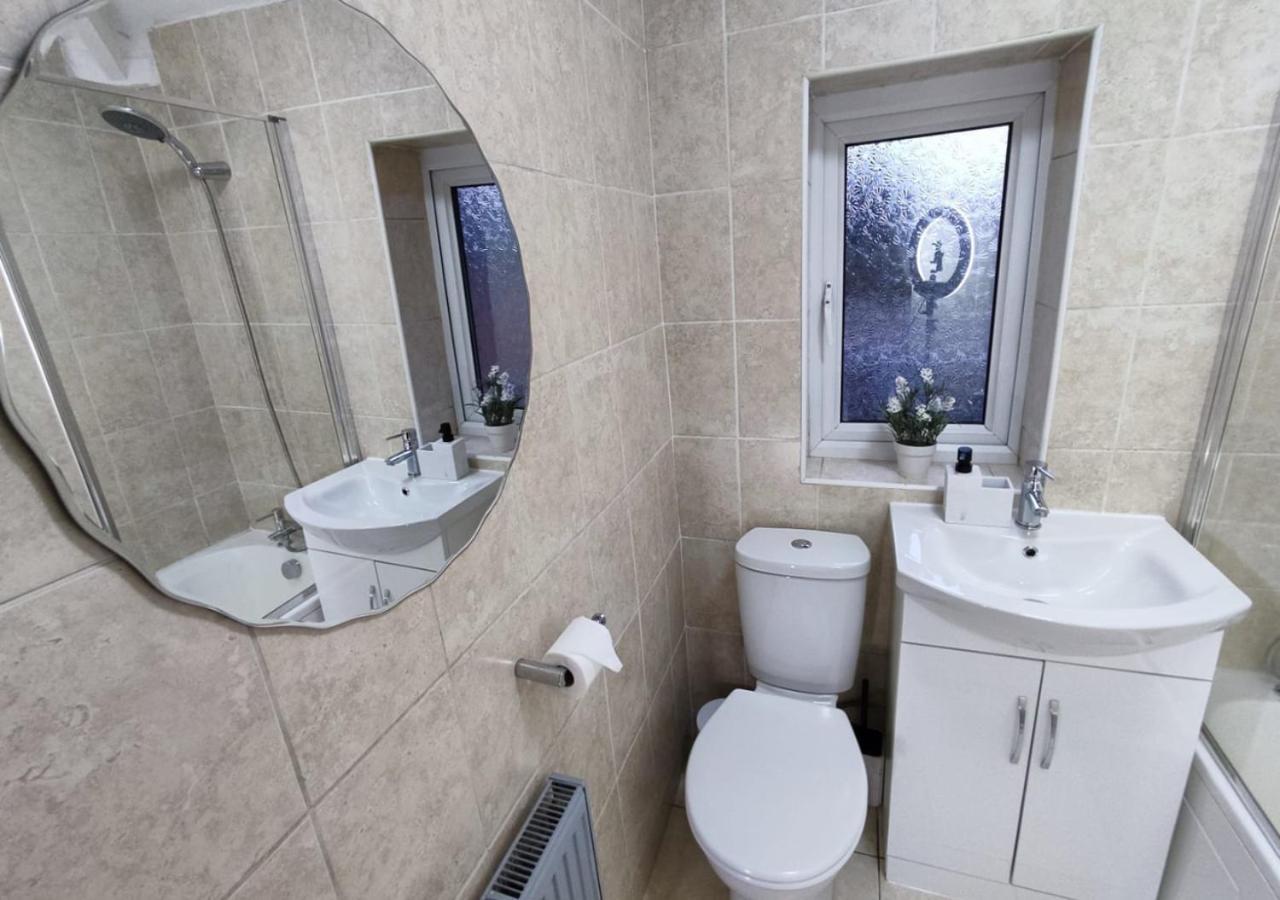 Comfortable 3 Bedrooms Leeds Beach House - Ideal For Family And Contractors - Free Parking For 2 Cars Exterior photo