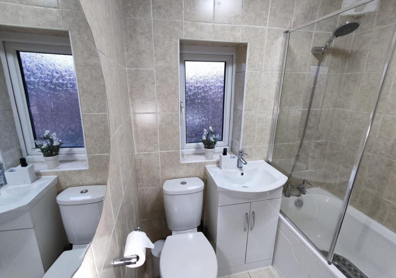 Comfortable 3 Bedrooms Leeds Beach House - Ideal For Family And Contractors - Free Parking For 2 Cars Exterior photo