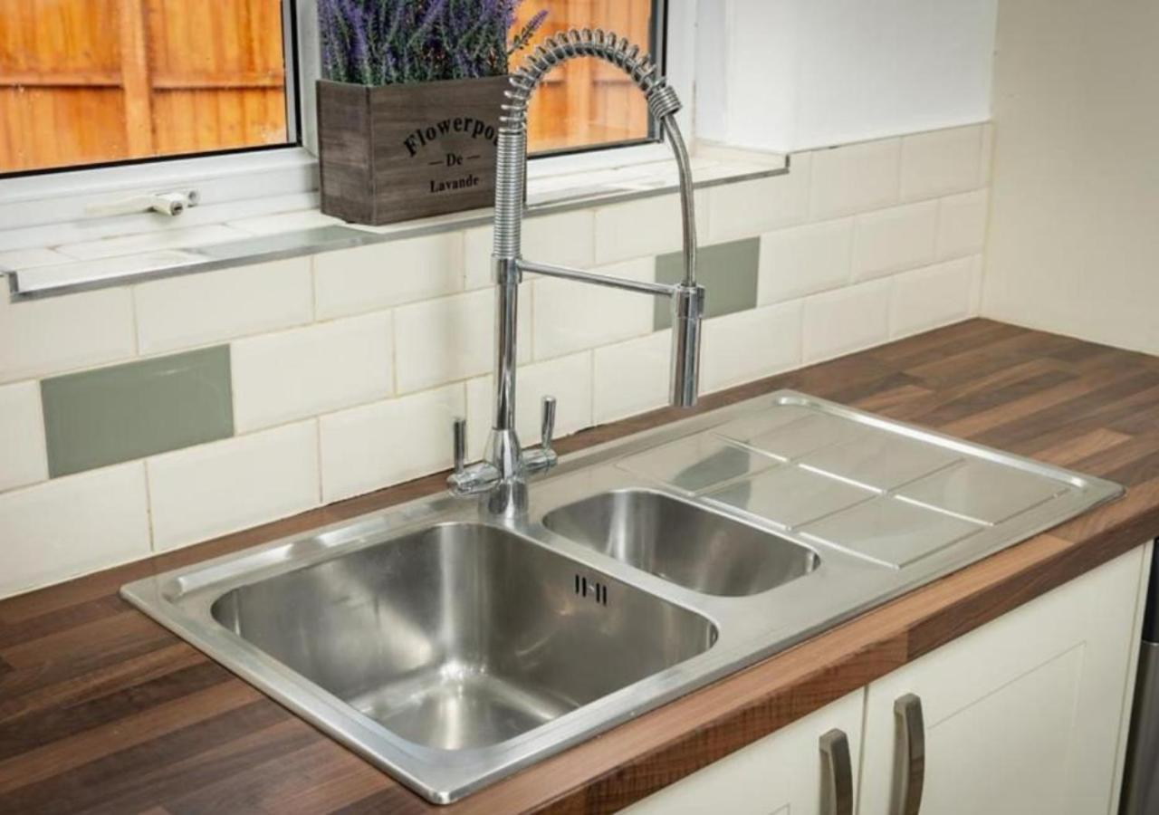 Comfortable 3 Bedrooms Leeds Beach House - Ideal For Family And Contractors - Free Parking For 2 Cars Exterior photo