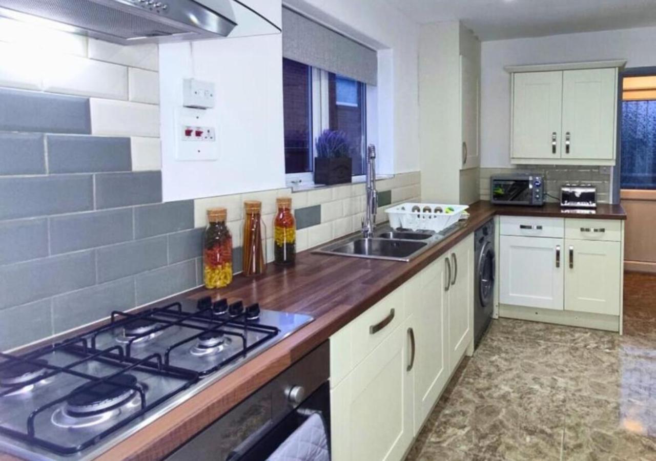 Comfortable 3 Bedrooms Leeds Beach House - Ideal For Family And Contractors - Free Parking For 2 Cars Exterior photo